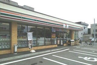 コンビニ　セブンイレブン（コンビニ）まで520m