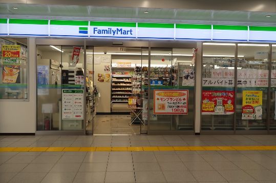 コンビニ　ファミリーマート 京成曳舟駅構内店（コンビニ）まで100m