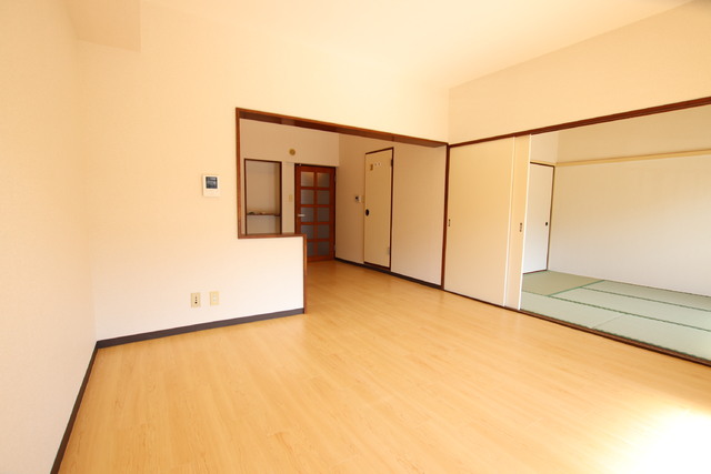 居室・リビング　明るい陽射しが差し込むリビングスペース！