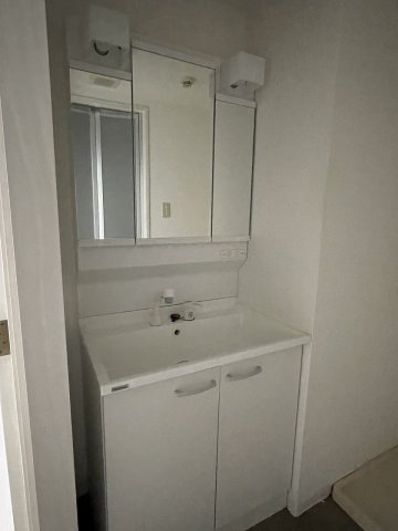 洗面設備　ゆったりとスペースのある洗面所