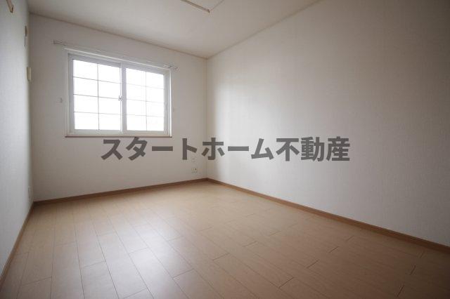 その他部屋・スペース　落ち着いた色調の寝室です