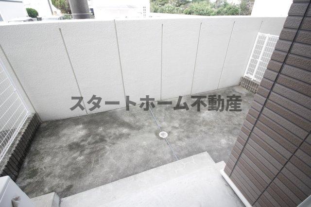 バルコニー　バルコニーからの眺めを楽しみながら食事をしませんか