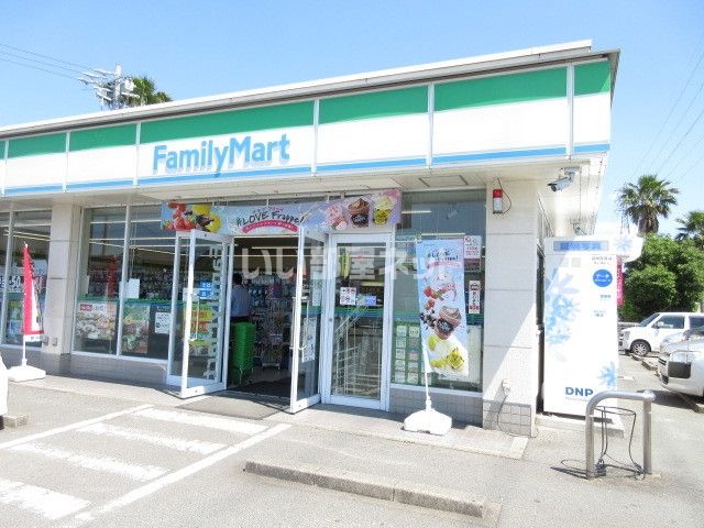 コンビニ　ファミリーマート 松阪高町店（コンビニ）まで585m