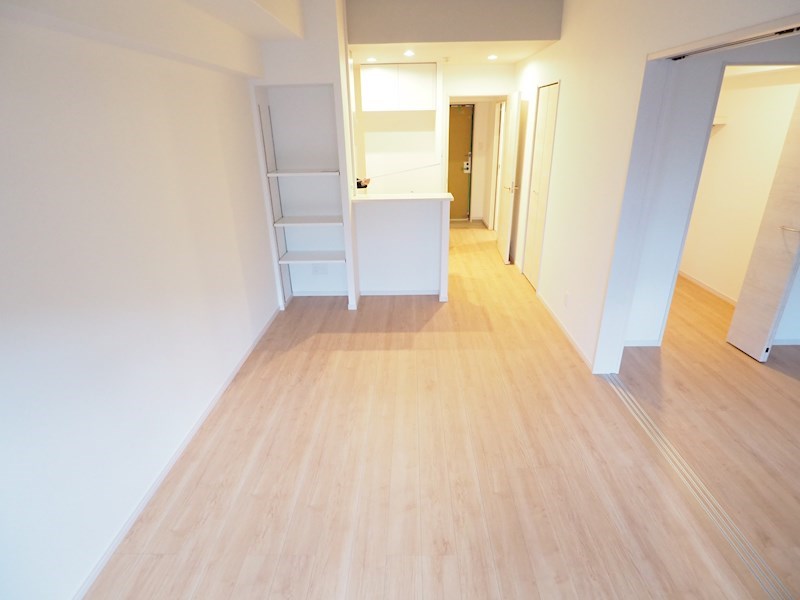 居室・リビング　キッチン横にパンドリー収納、前に棚と親切な収納だらけのお部屋