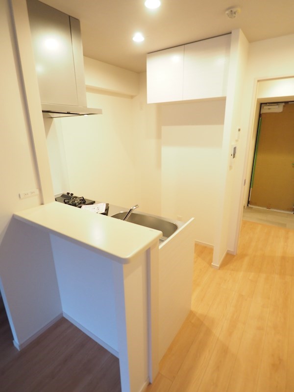 その他　キッチン前の収納が後ろにあり、開放感あり。