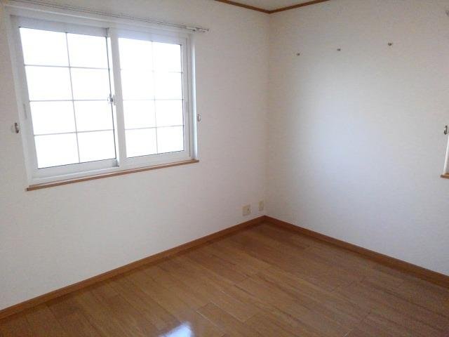 その他部屋・スペース　開放的な寝室です