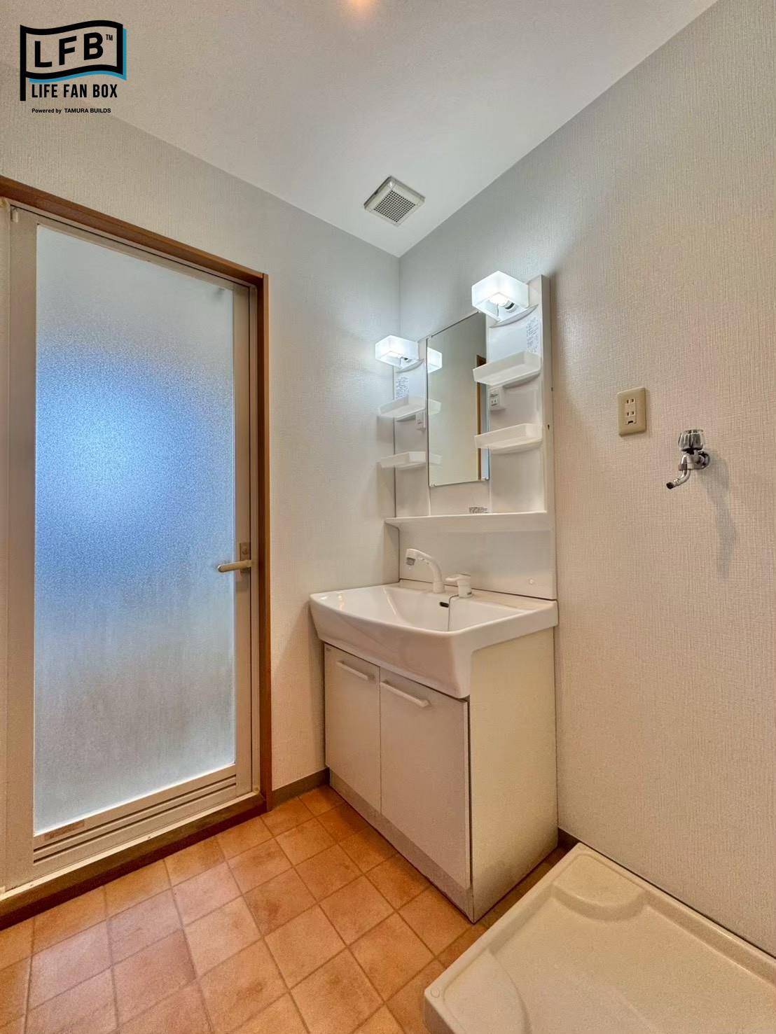 洗面設備　写真は反転タイプ。現況優先となります。