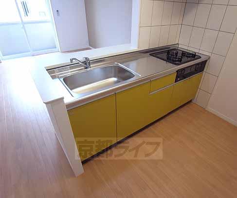 キッチン　３口ガスコンロ付システムキッチンです。