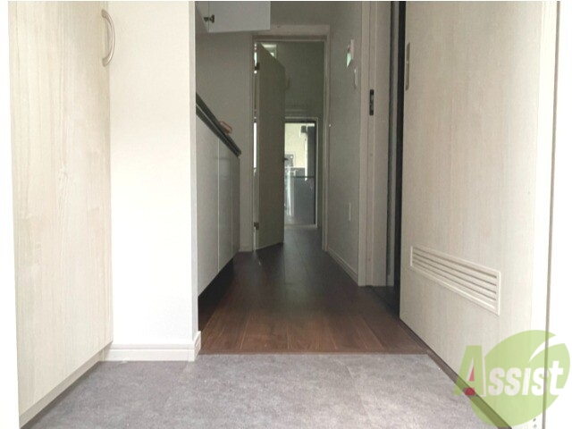 玄関　玄関から撮影しました。敷居が高くなくて安心ですね。