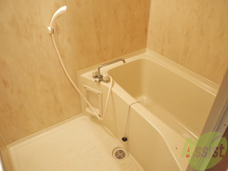 バス・シャワールーム　清潔感のあるお風呂です。毎日しっかり温まって下さい。