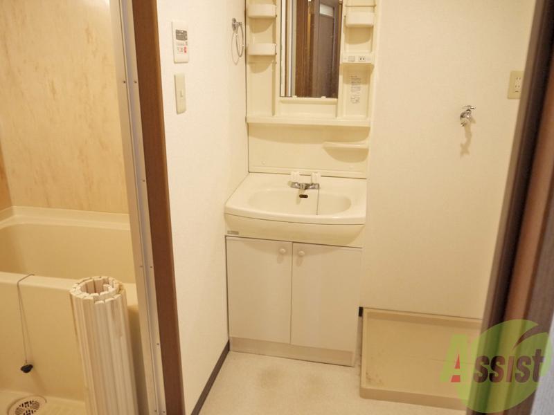 洗面設備　洗面室には洗面台と洗濯機置場があります。使いやすい配置ですね