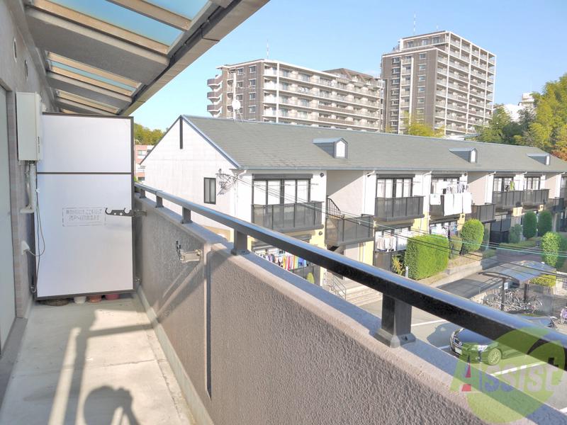 バルコニー　南東向きのバルコニー。天井が透明タイプなので、明るいですよ