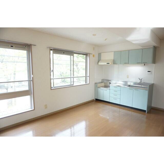 居室・リビング　２面採光の明るいリビングです