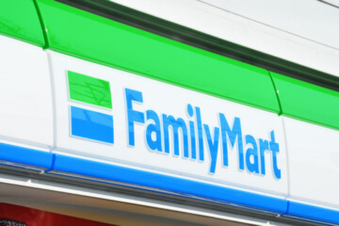 コンビニ　ファミリーマート（コンビニ）まで400m