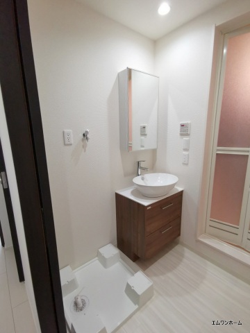 洗面設備　お洒落な洗面台と室内洗濯機置き場