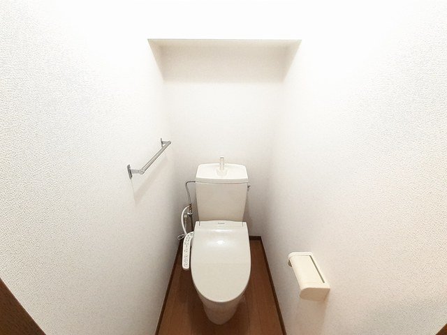 トイレ　落ち着いた色調のトイレです