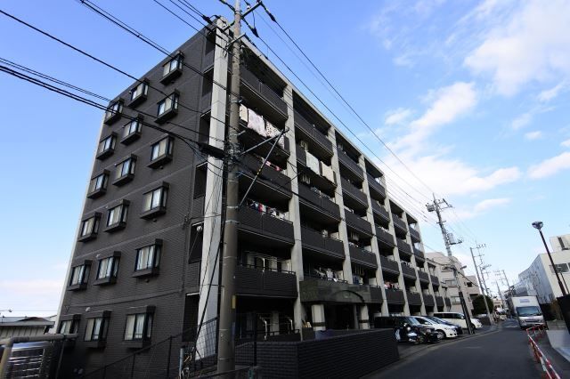 建物外観　敷地内に子供の遊び場あり　管理人巡回