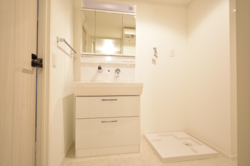 洗面設備　三面鏡ハイバック・洗髪シャワー水栓・Ｗ７５０サイズ・洗濯機パ