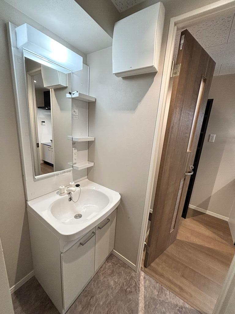 洗面設備　※画像は302号室参考写真となります。