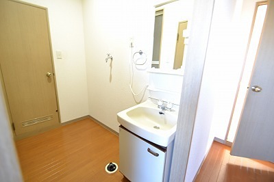 洗面設備　朝に便利な独立洗面台です。