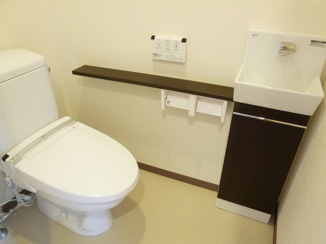 トイレ　手洗い台が付いている！リモコン式洗浄便座！