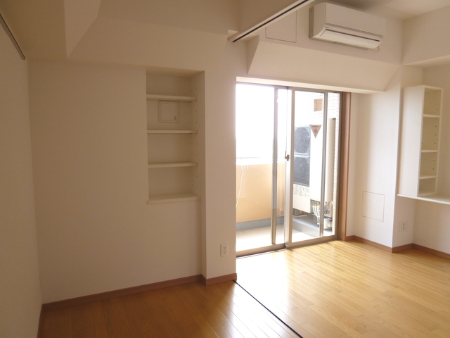 居室・リビング　７．６帖の洋室　エアコン設置済◎