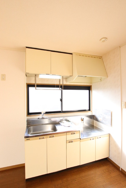 キッチン　窓付きの明るいキッチン