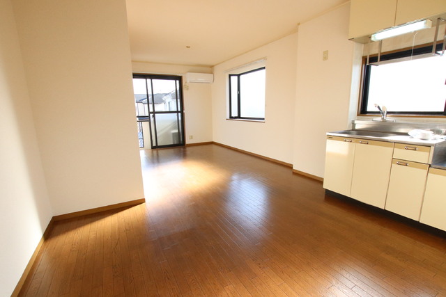 居室・リビング　１２帖の明るいＬＤＫ