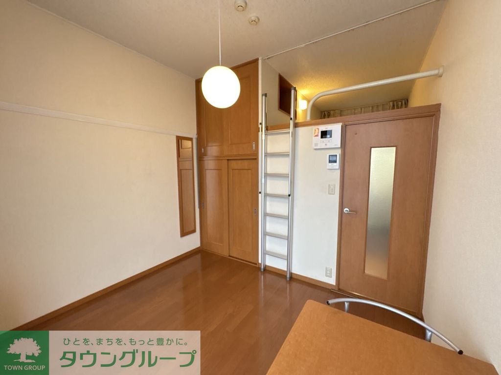 居室・リビング　1階はフローリング、2階はじゅうたんです。