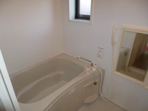 バス・シャワールーム　窓付きです。