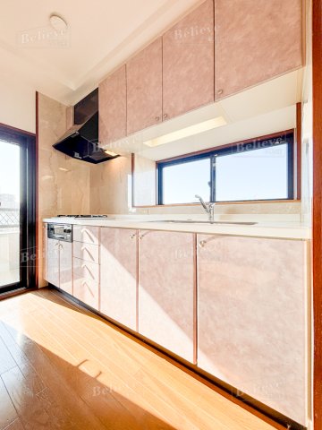 キッチン　3口コンロ・グリル付のシステムキッチンです♪