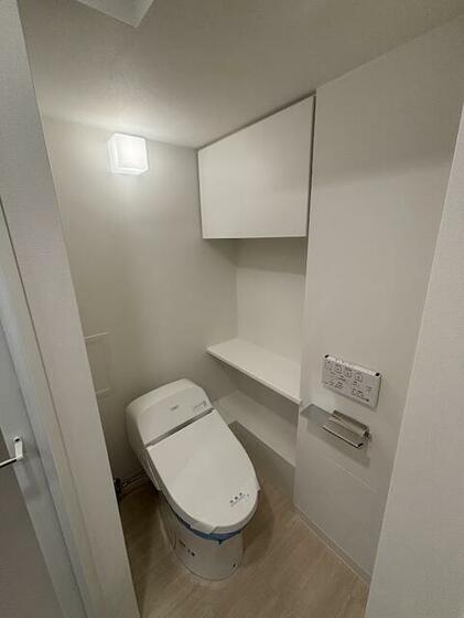 トイレ　バストイレ別、温水洗浄便座付き　収納付き