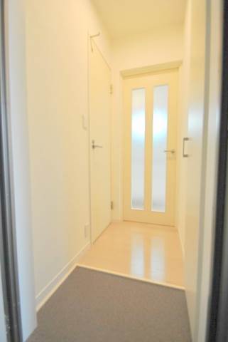 玄関　天井高下駄箱