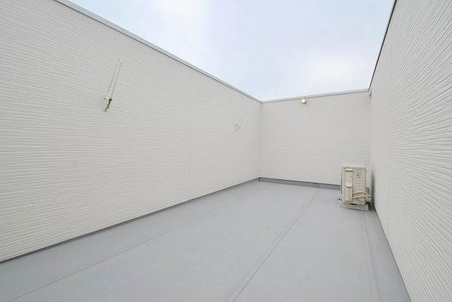 バルコニー　広々ルーフバルコニー