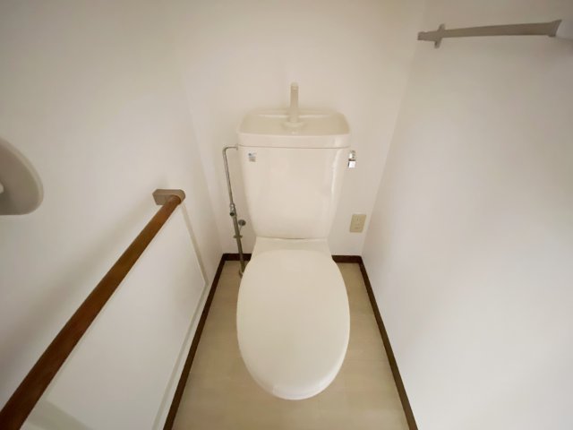 トイレ　別号室の参考写真です。