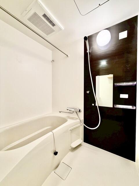 バス・シャワールーム　アクセントクロスが高級感を演出