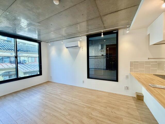 居室・リビング　天井がコンクリート調でおしゃれ