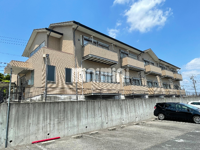 建物外観　１階でも高さのある建物です。