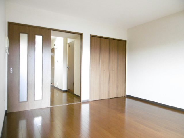 その他部屋・スペース　洋室８.７帖、きれいなフローリングのお部屋