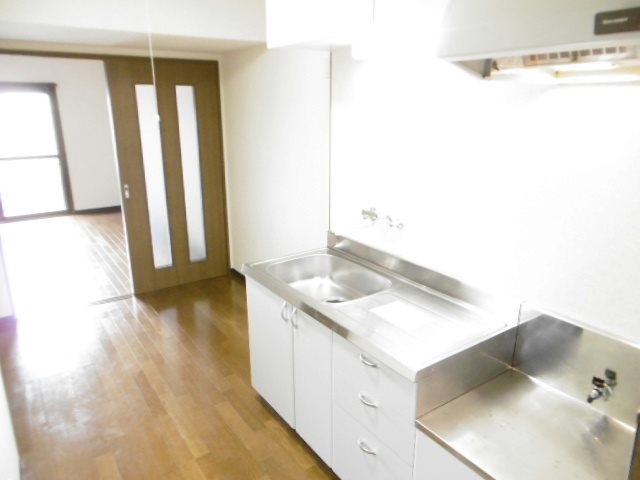 キッチン　２口コンロ設置可、上下収納棚あり