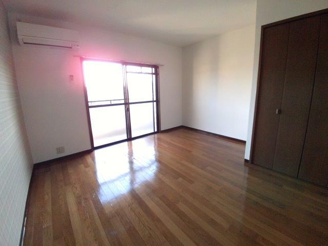 居室・リビング　快適な8帖の広々した洋室