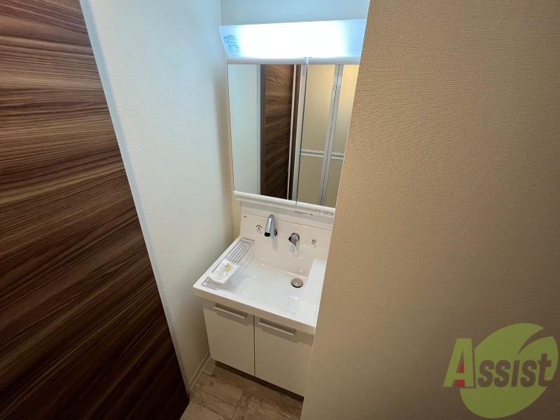 洗面設備　独立洗面台です。大きくてよいですね。シャンプーもできます！