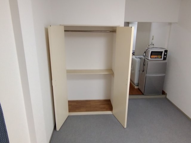 その他部屋・スペース　写真は備品設置部屋です（冷蔵庫・洗濯機）