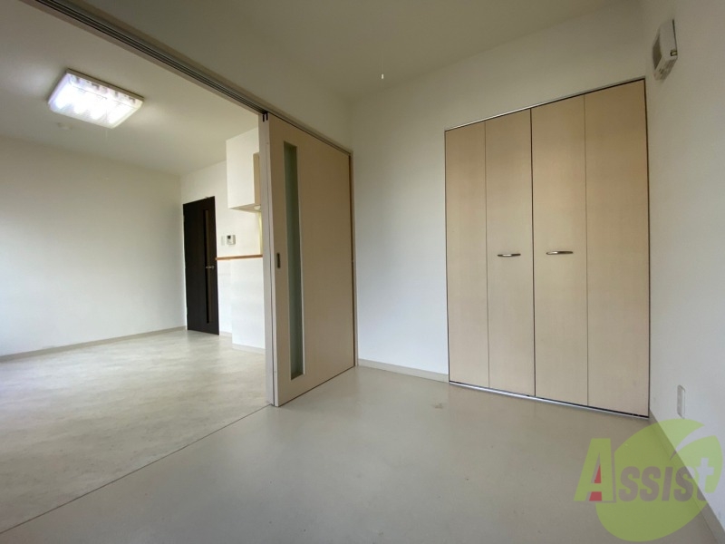 その他部屋・スペース　戸を閉めるとリビングと区切られた寝室にすることができますよ。