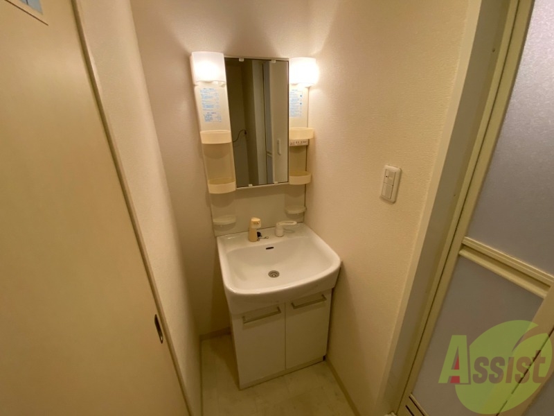 洗面設備　独立洗面台です。大きくてよいですね。シャンプーもできます。