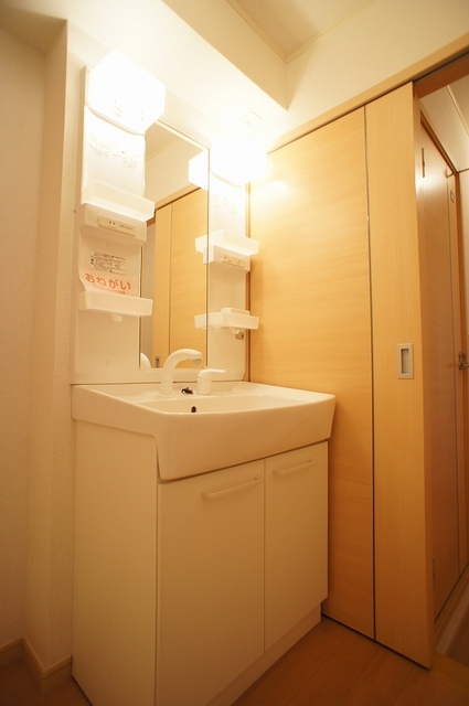 洗面設備　シャワー付き洗面と防水パン付き洗濯機置場あり