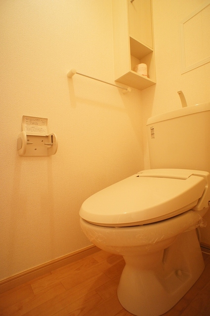 トイレ　トイレはシャワー付き洗浄便座で快適です