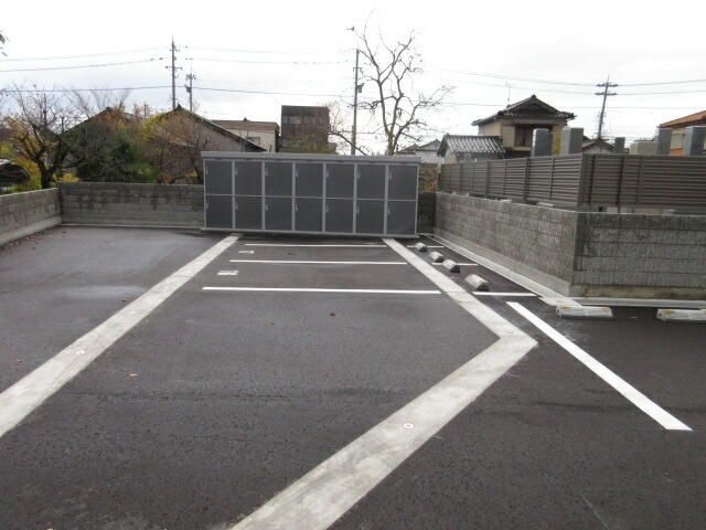 駐車場　駐車場があるので、車を買う予定の方も安心です