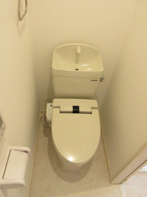 トイレ　落ち着いた色調のトイレです