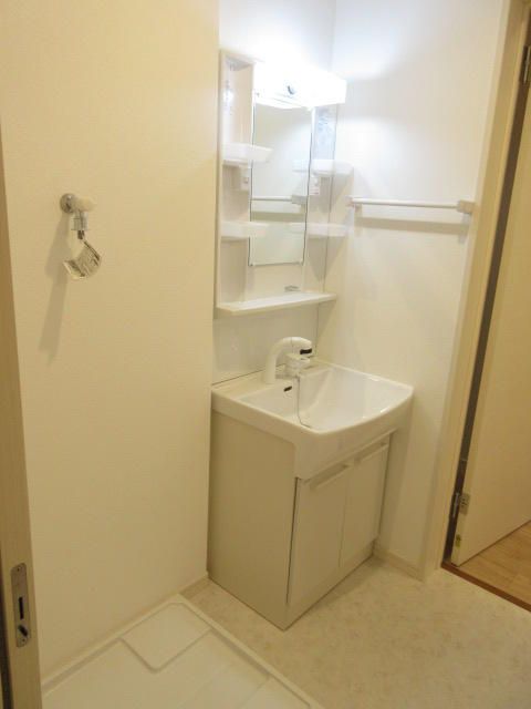 洗面設備　独立洗面台あり、毎朝おしゃれに忙しい女性の方におすすめです